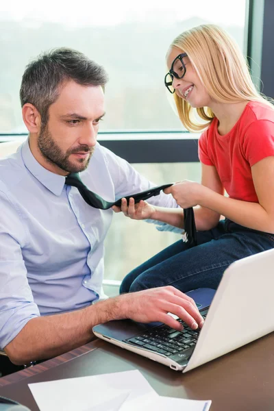 Gömlek ve kravat kızıyla dizüstü bilgisayarda çalışan adam — Stok fotoğraf