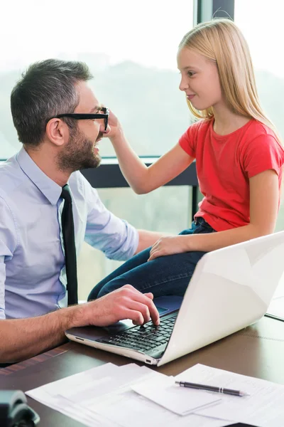 Padre trabajando en el portátil con su hija — Foto de Stock