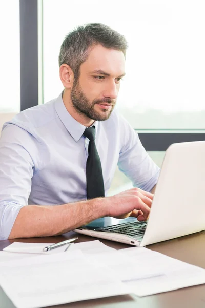 Mogna affärsman arbetar på laptop — Stockfoto