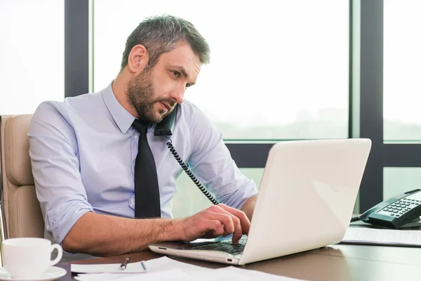 Mature businessman working at laptop — Stock Photo, Image