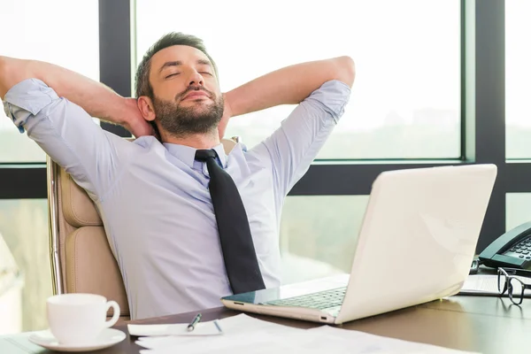 Volwassen man zit op de werkplek — Stockfoto