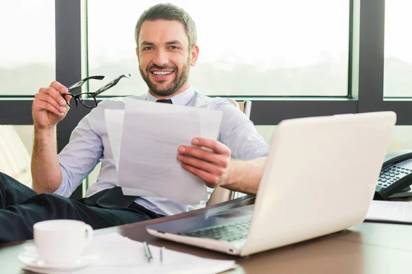 Mannen i skjorta och slips sitter på din arbetsplats — Stockfoto