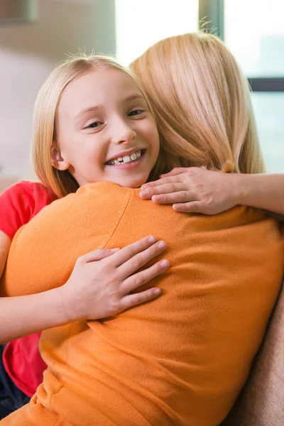 Mãe e filha abraçando — Fotografia de Stock