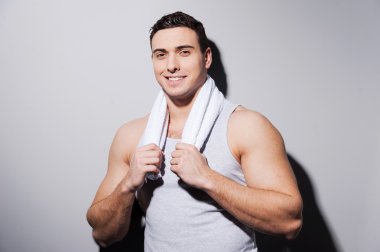 Adam omuzlarında havlu ile