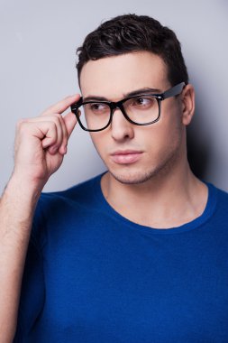 Genç adam onun otları dokunmadan