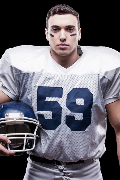 Jugador de fútbol americano sosteniendo casco — Foto de Stock