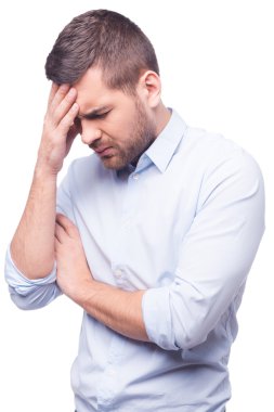 Kafasını dokunmadan tişörtlü adam