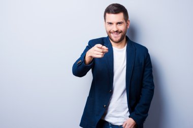 adam sizi işaret resmi kıyafeti