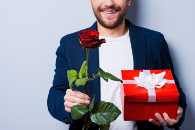 Hediye ve çiçek olanak veren adam