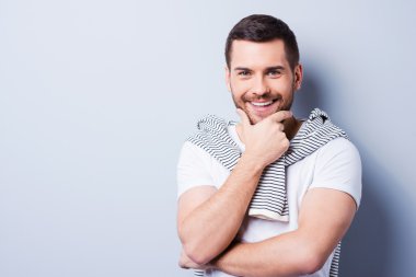 Genç adam çeneme elini tutarak