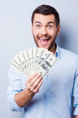 Kağıt para tutan adam