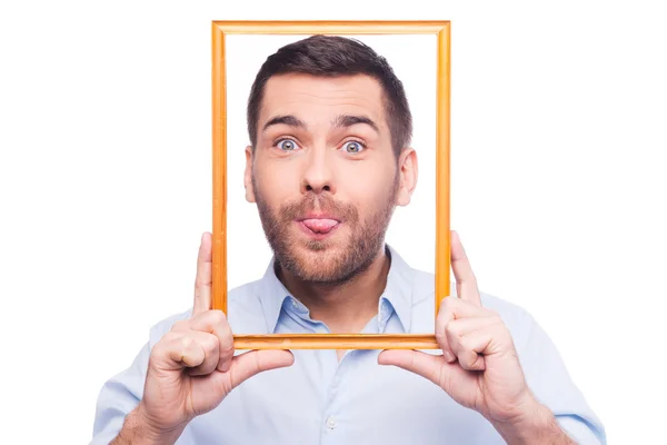 Hombre con camisa clavando su lengua —  Fotos de Stock