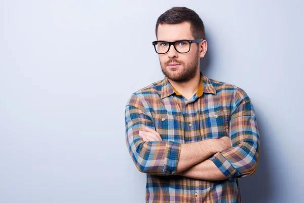Serious  man keeping arms crossed — Stock Photo, Image