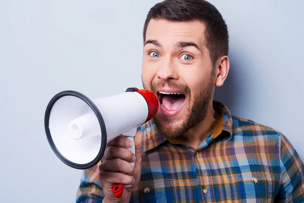 Homem gritando através de um megafone — Fotografia de Stock