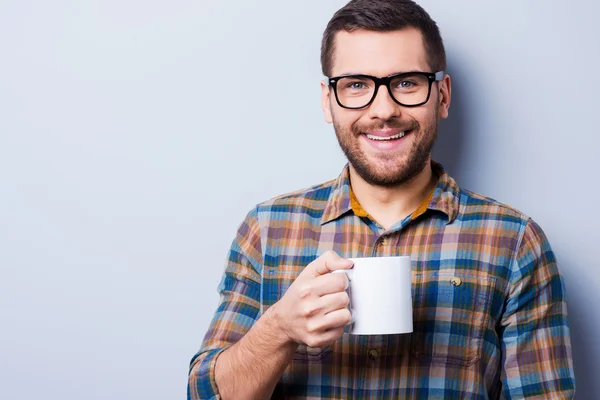 Ung man dricker kaffe — Stockfoto