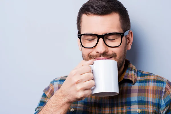 Uomo in possesso di tazza di caffè — Foto Stock