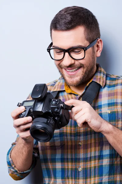 Mann im Hemd hält Kamera — Stockfoto