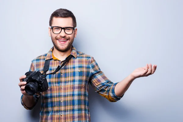 Junger Mann im Hemd mit Kamera — Stockfoto
