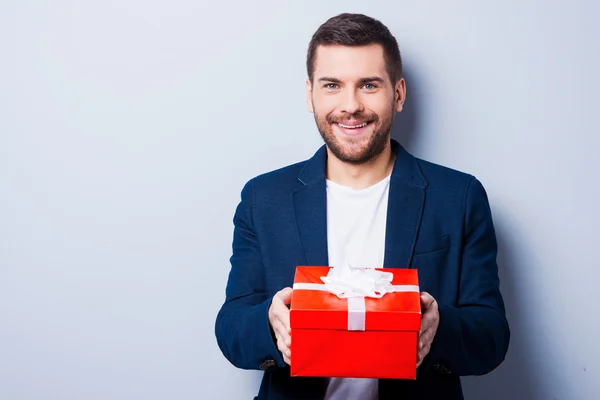 Resmi kıyafeti hediye veren adam