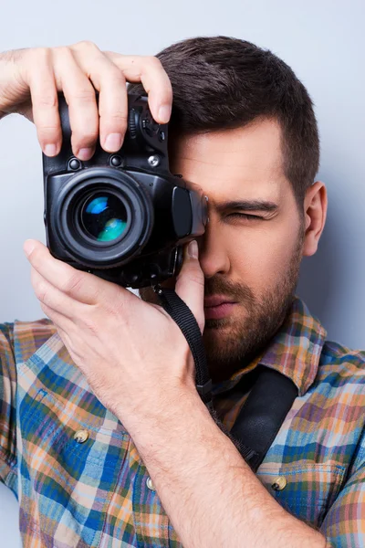 Homme tenant la caméra devant son visage — Photo