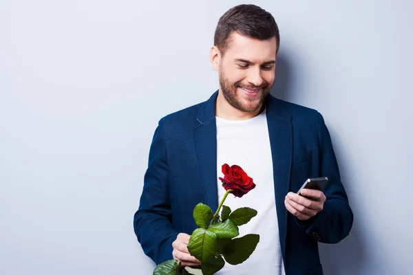 Hombre escribiendo mensaje a la novia — Foto de Stock