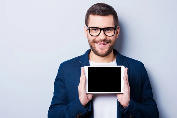 Uomo in possesso di un tablet digitale — Foto Stock