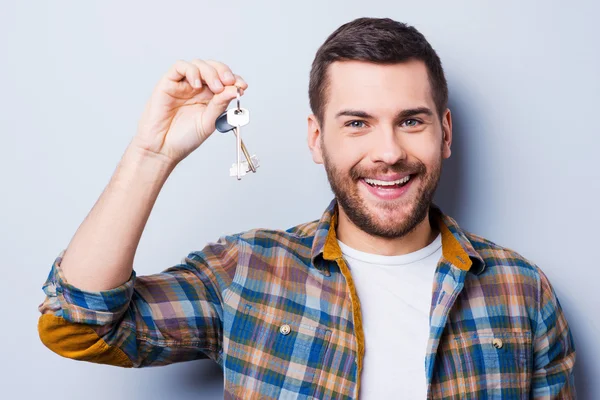 Junger Mann mit Schlüssel — Stockfoto