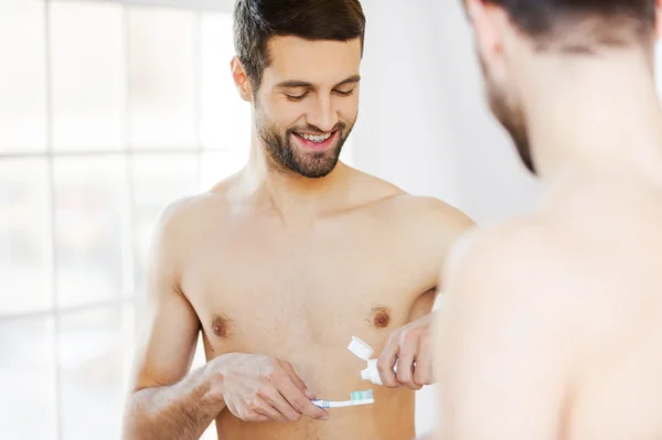 Человек готовится чистить зубы — стоковое фото
