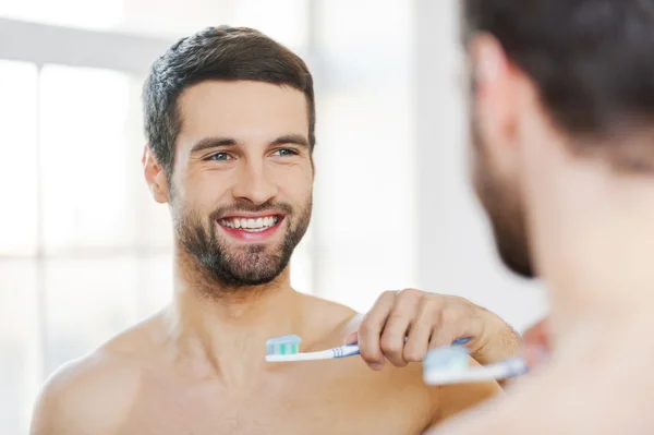 Homem segurando escova de dentes — Fotografia de Stock