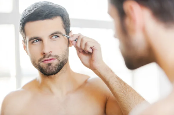 Hombre pincelando sus cejas — Foto de Stock