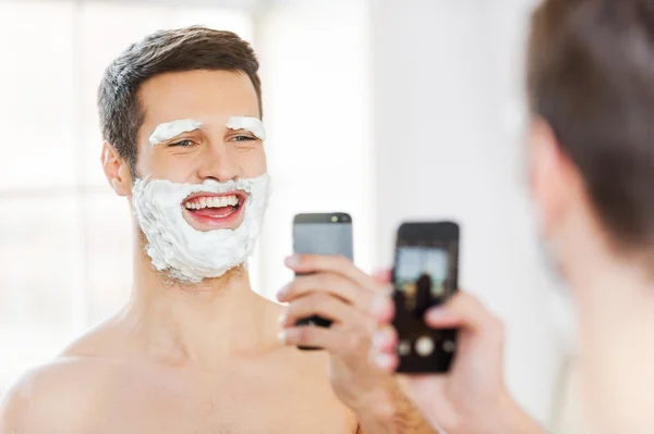 Hombre con crema de afeitar en la cara — Foto de Stock