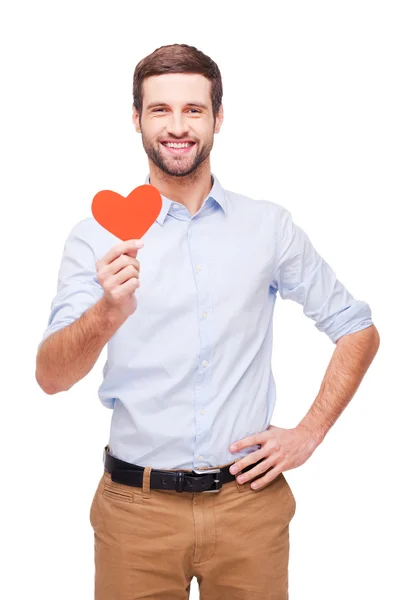 Hombre sosteniendo corazón tarjeta de San Valentín — Foto de Stock