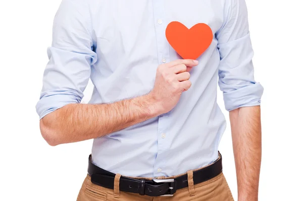 Uomo che tiene il cuore biglietto di San Valentino — Foto Stock