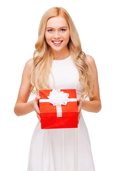 Mujer sosteniendo caja de regalo — Foto de Stock