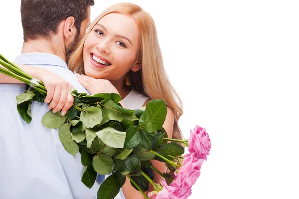 Coppia abbracciare e tenere bouquet — Foto Stock