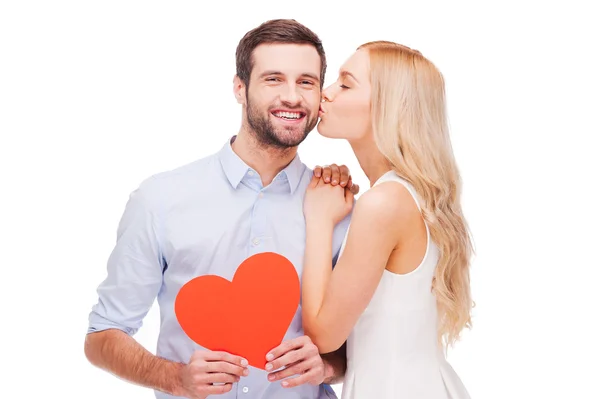 Älskande par håller hjärta form — Stockfoto