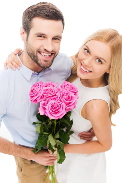 花束を持って愛するカップル — ストック写真