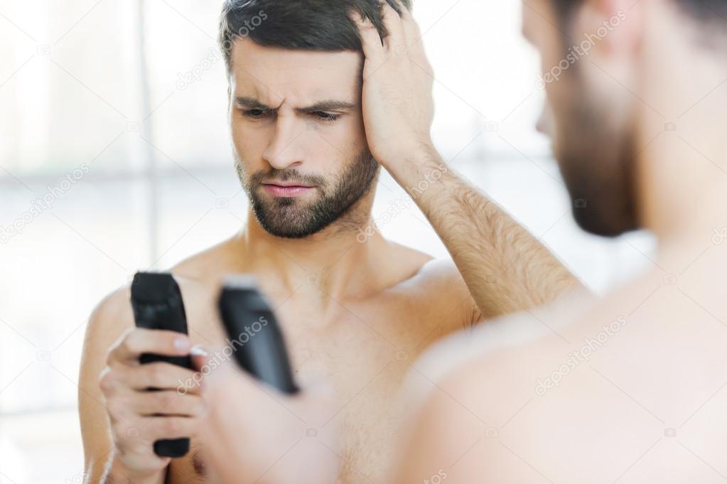 Man holding an electric shaver