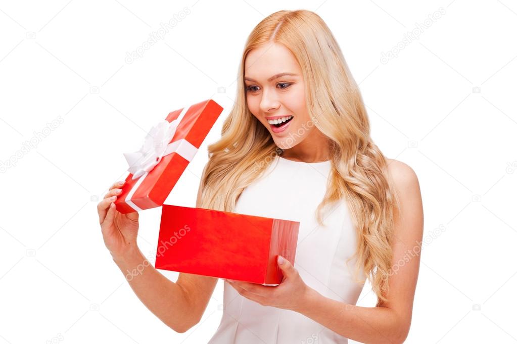 девушка открывает дверь. девушка открылась. девушка открылась. девушка открывает дверь. девушка заходит в дверь.