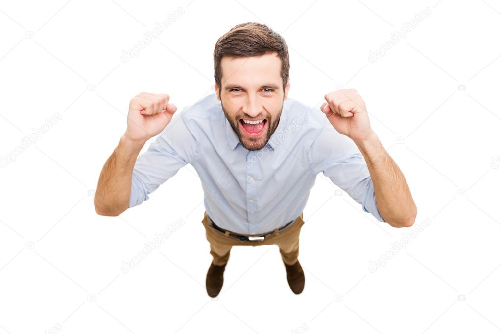 Вид с небоскреба. Сверху вверх. Человек сверху. Полет с крыши. Сверху вверх.