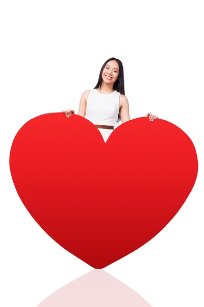 Aziatische vrouw met enorme rood hart — Stockfoto