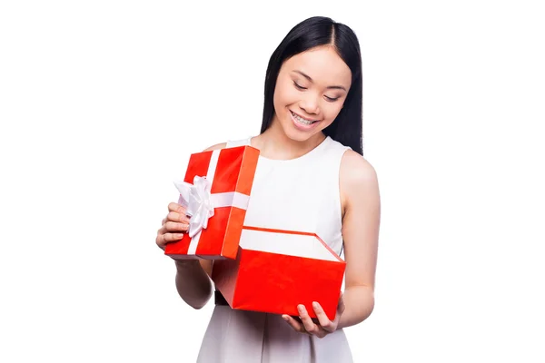 Азиатка открывает подарочную коробку — стоковое фото