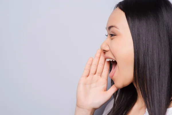 Mujer gritando y sosteniendo la mano cerca de la boca —  Fotos de Stock