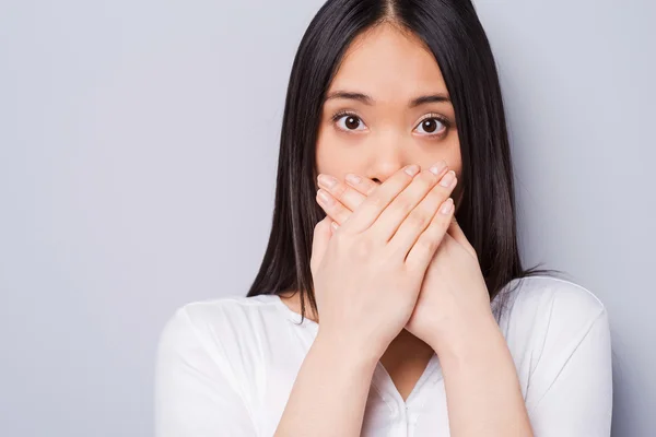 Femme asiatique couvrant la bouche avec les mains — Photo