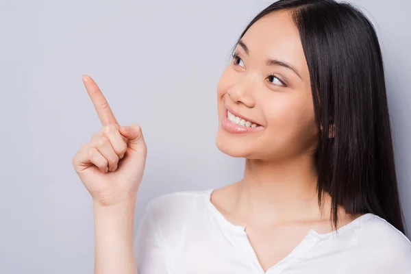 Mujer asiática apuntando lejos — Foto de Stock