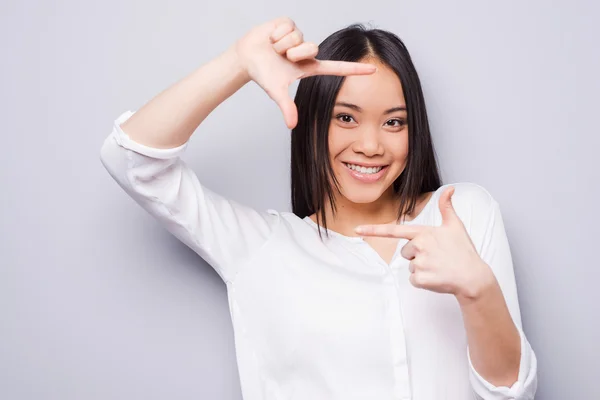 Asiatico donna gesturing dito telaio — Foto Stock