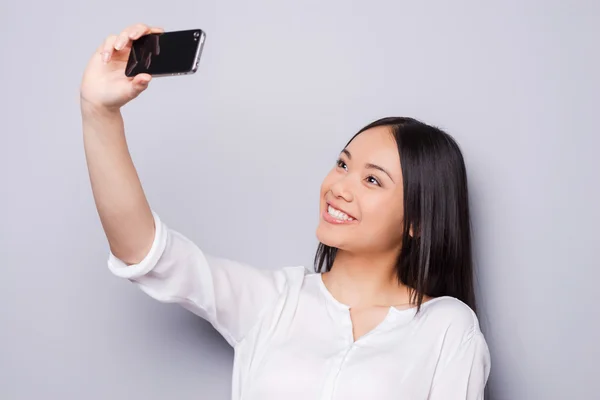 Mujer asiática haciendo selfie por teléfono inteligente —  Fotos de Stock