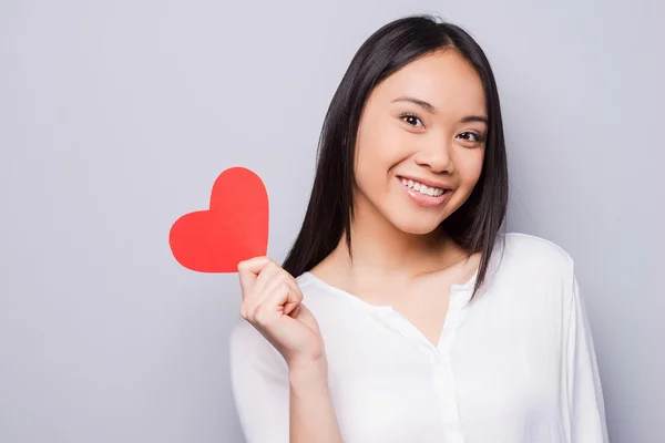 Azjatycki dama trzyma kształt serca — Zdjęcie stockowe