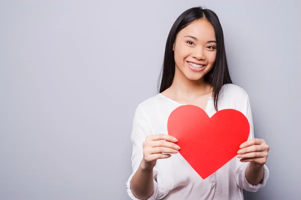 Asyalı kadın holding büyük kalp — Stok fotoğraf