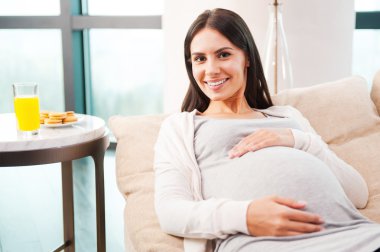 hamile kadın karin dokunmadan